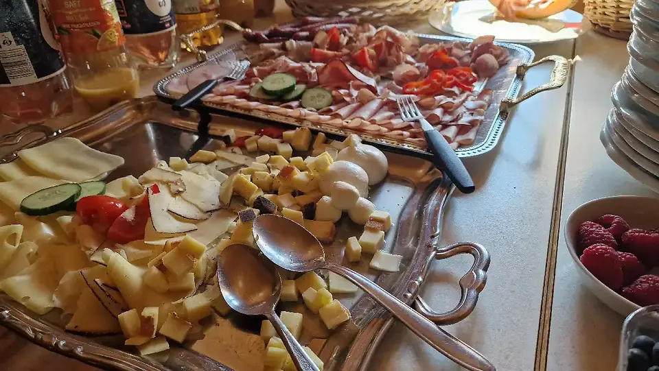 Herzhafte Käse- und Wurstspezialitäten beim Brunch auf der Steinplanhütte