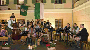 Volksmusik pur im Schlosshof Wasserberg Gaal