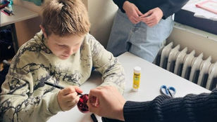 Schülerinnen und Schüler basteln gemeinsam beim Buddy-Advent am BG/BRG Knittelfeld und erleben Miteinander und Unterstützung im Schulalltag.