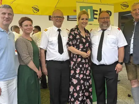 Ehrengäste beim Festakt zum 90-jährigen Bestehen der Betriebsfeuerwehr Stolzalpe am LKH Murtal.