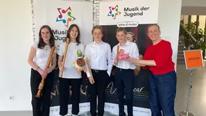 Das Quartett Pre4corder mit Valerie Lemke, Valerie Breidler, Niklas Plasse und Alexander Umundum sowie Lehrerin Andrea Guttmann-Lunenburg beim Bundeswettbewerb Prima la Musica in Eisenstadt.