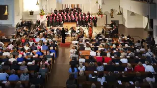 Der Chor der Stadtpfarre Knittelfeld mit Dirigentin Ingrid Adam-Kaltenegger beim Konzert in der Stadtpfarrkirche, begleitet vom Orchester und zahlreichen Besucherinnen und Besuchern.