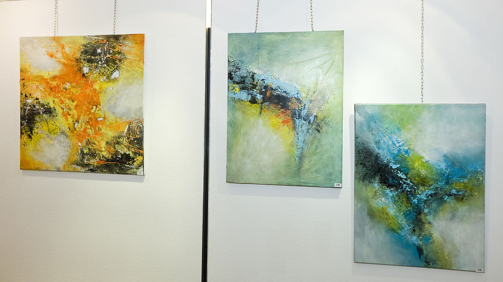 Drei abstrakte Gemälde in Gelb-, Grün- und Blautönen von Bernadette Jammerbund, ausgestellt in Knittelfeld.