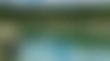 Hopf-Teich beim Campingplatz Murinsel in Großlobming mit klarem Wasser, umliegenden Stellplätzen und Naturkulisse als Veranstaltungsort für das Anpaddeln auf der Mur.