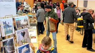 Volles Haus bei Kreischbergs Allerlei in St. Georgen am Kreischberg mit regionalen Ständen und vielen Besucherinnen und Besuchern.
