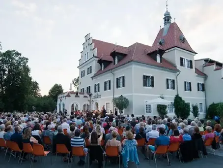 Publikum bei einem Open-Air-Konzert im Schlosshof des G'Schlössl Murtal während der Internationalen Musikwoche in Großlobming.