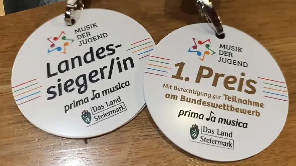 Medaillen mit Aufschrift Landessiegerin und erster Preis bei Prima la musica Steiermark als Auszeichnung für junge Musikerinnen und Musiker.