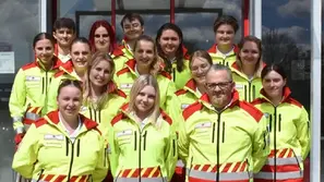 Gruppe von 15 neuen Rettungssanitäterinnen und Rettungssanitätern vor dem Roten Kreuz Knittelfeld nach bestandener Ausbildung im Murtal