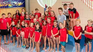 Wettkampfteam von ATUS Knittelfeld Schwimmen nach dem Wintercupfinale des steirischen Hallenschwimmcups 2025/26 in Kapfenberg.