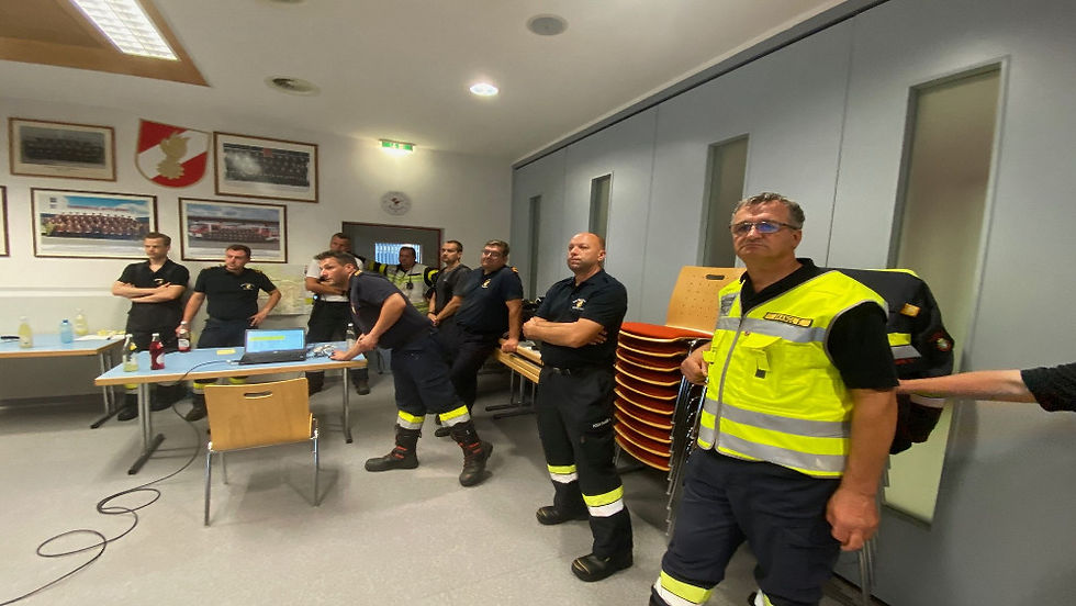 Um die zahlreichen Einsätze nach dem schweren Unwetter zu koordinieren, wurde im Rüsthaus Spielberg ein Führungsstab eingerichtet. Feuerwehrkräfte arbeiteten bis spät in die Nacht an der Schadensbewältigung.