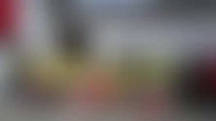 Teilnehmerinnen und Teilnehmer des Frühjahrsputzes in Weißkirchen vor der Feuerwehr mit gesammelten Müllsäcken