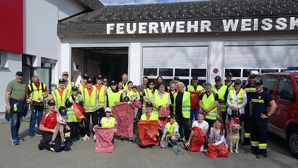 Teilnehmerinnen und Teilnehmer des Frühjahrsputzes in Weißkirchen vor der Feuerwehr mit gesammelten Müllsäcken