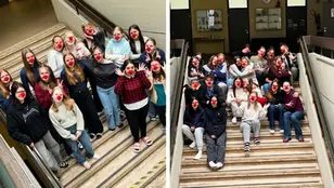 Schülerinnen und Schüler der BAfEP Judenburg mit roten Nasen bei der Straßensammlung der ROTE NASEN Clowndoctors im Schulgebäude.