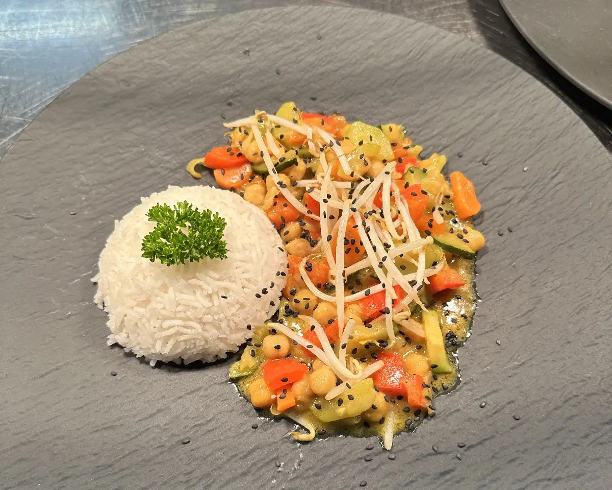Pflanzenbasiertes Kichererbsen-Gemüse-Curry mit Basmatireis aus der Ausbildung an der HLW Fohnsdorf.