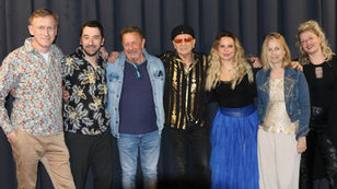 Die Band, Geri Schuller, Bernhard Egger, Erich Buchebener, Katharina Straßer und Hanna Pichler, mit Kulturberater Rudi Weißenbacher (3.v.li.) und Kulturhausleiterin Marietta Wolf (2.v.re.)