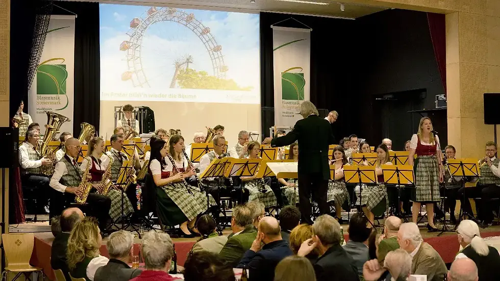 Musikverein St. Lorenzen/Feistritz beim Stefanikonzert im Festsaal, Orchester unter der Leitung von Kapellmeister Hannes Moscher, Solistin singt vor Publikum.