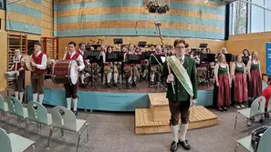 Frühlingskonzert Musikverein Kleinlobming im Saal der Volksschule Großlobming mit Musikerinnen und Musikern auf der Bühne