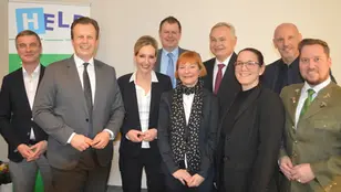 v.l.n.r.: Ärztlicher Direktor Prim. Dr. Michael Jagoditsch, Landesrat Dr. Karlheinz Kornhäusl, Betriebsdirektorin Dipl. KHBW Sabine Reiterer, MSc MBA, Vorstand für Finanzen und Technik Mag. DDr. Ulf Drabek, MSc MBA, Prim.a Priv.-Doz.in Dr. Eva Maria Hassler, Vorstandsvorsitzender Univ.-Prof. Ing. Dr. Dr. h.c. Gerhard Stark. Prim.a Priv.-Doz.in DDr.in Nina Hörlesberger, Pflegedirektor DGKP Harald Tockner, MBA, Klubobmann Marco Triller, BA MSc