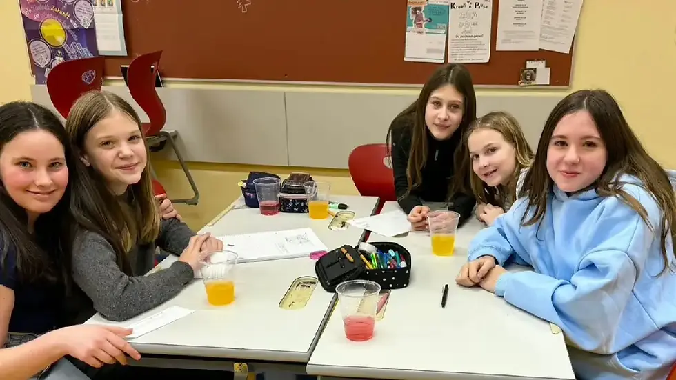 Unterstufenschülerinnen des BG/BRG Judenburg lösen bei der Langen Nacht der Mathematik 2026 gemeinsam Mathematikaufgaben im Klassenraum.