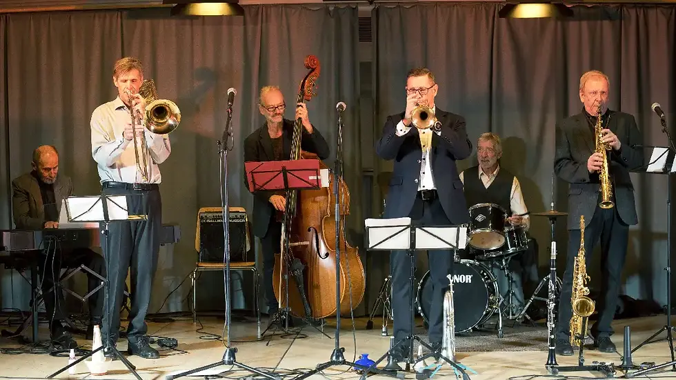 Janos und Friends beim Konzert „Goes for Christmas in Dixieland“ im Kulturhaus mit Jazzklassikern und weihnachtlichem Swing.
