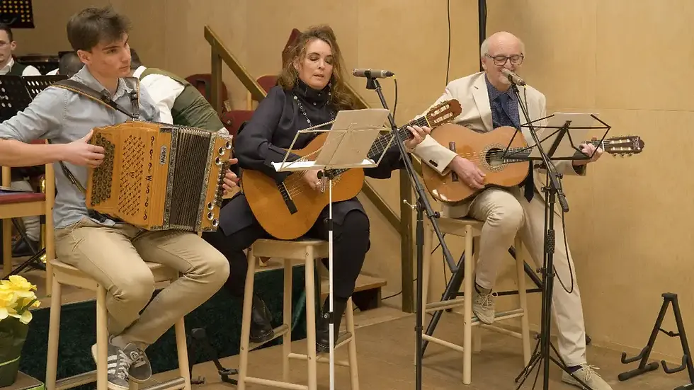 Trio Tafner-Schmidpeter beim Bunten Abend des Musikvereins St. Marein mit Gesang, Gitarre und Harmonika
