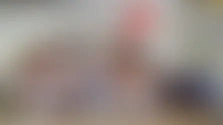 Gruppe von Kindern und Erwachsenen in Schwimmbekleidung halten Urkunden in einer Schwimmhalle. Alle lächeln, rote Fahne im Hintergrund.