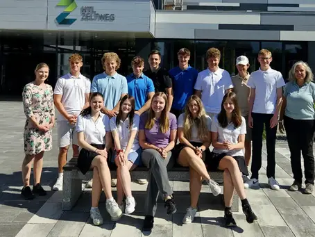 Schülerinnen und Schüler der 3YHBTB der HTL Zeltweg mit ihren Projektleiterinnen vor dem Schulgebäude – Teilnahme am Projekteuropa-Wettbewerb 2025