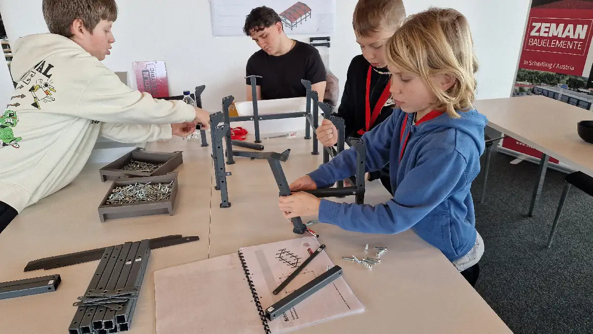 Kinder arbeiten mit Modellen und Bauteilen der Firma Zeman und lernen in der Kinderstadt Dolbu am Re