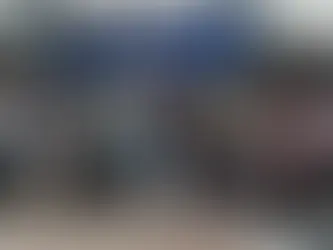 Gruppenfoto von Schülerinnen und Schülern des BG/BRG Judenburg vor dem Europäischen Parlament in Brüssel bei einer Erasmus+ Reise mit dem Slogan „Use your vote“ im Hintergrund.