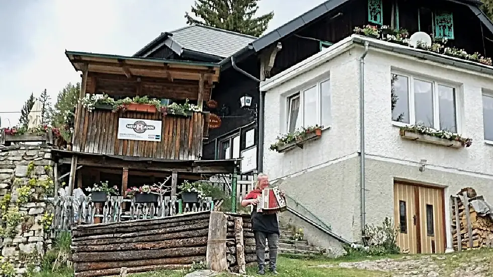 Martha umrahmte die ATV- und SSV-Kundenausfahrt von ALLRAD HORN mit traditionellen Harmonikaklängen.