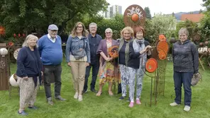 Gemeinsam mit Gästen präsentierten Monika Bacher und Marianne Wechselberger ihre Kunstwerke im privaten Kunstgarten in Judenburg.