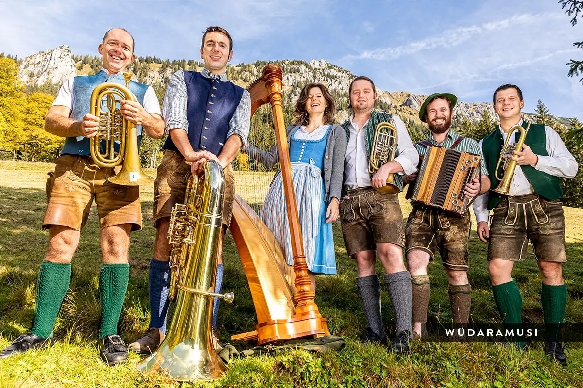Wüdaramusi bei „Ein Fest der Volksmusik“ in der Wallfahrtskirche St. Leonhard in Tamsweg, schwungvolle Volksmusikformation nahe Murau.