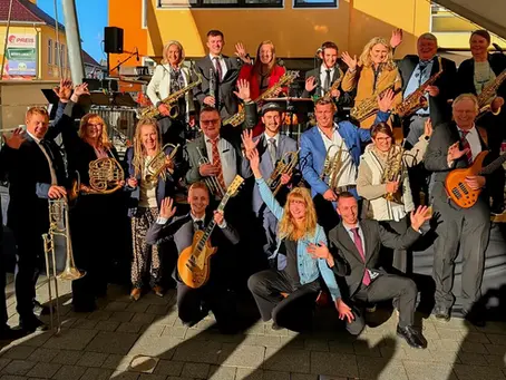 Mit einem energiegeladenen Konzert feierte die Big Band der Musikschule Zeltweg 35 Jahre Bandgeschichte – und eröffnete den Kultursommer fulminant am Platzlmarkt.