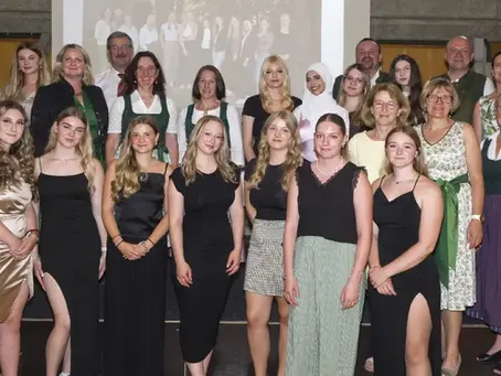 Absolventinnen der Fachschule Großlobming mit dem Lehrerteam und Ehrengästen bei der Abschlussfeier 2025.