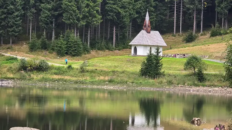 Klementi-Kapelle am Ingeringsee bei Gaal, umgeben von Wald und See, Ort der Stille und Erinnerung – 10-jähriges Jubiläum.