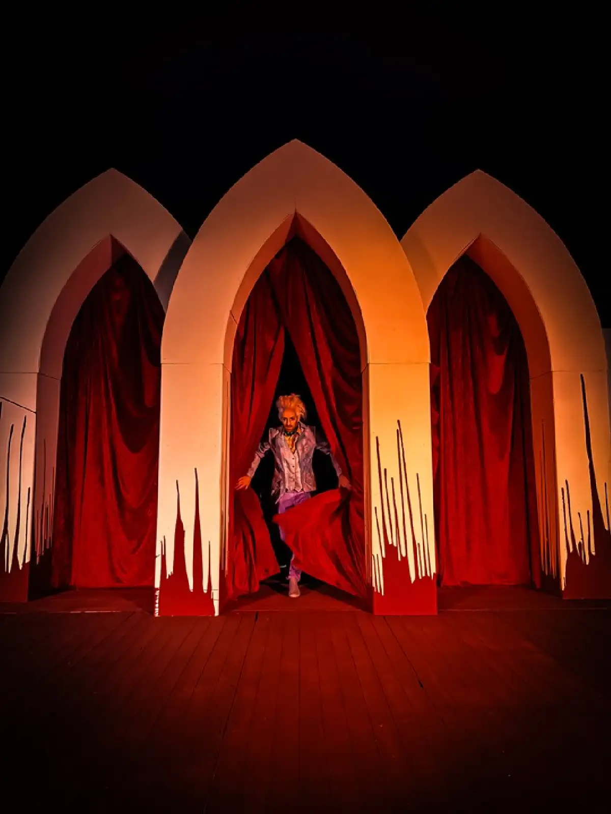Ein eindrucksvoller Auftritt bei der Premiere von Der geballte Faust: Die teuflische Figur in goldenem Kostüm zieht das Publikum mit starker Präsenz und magischer Bühnenwirkung in den Bann.