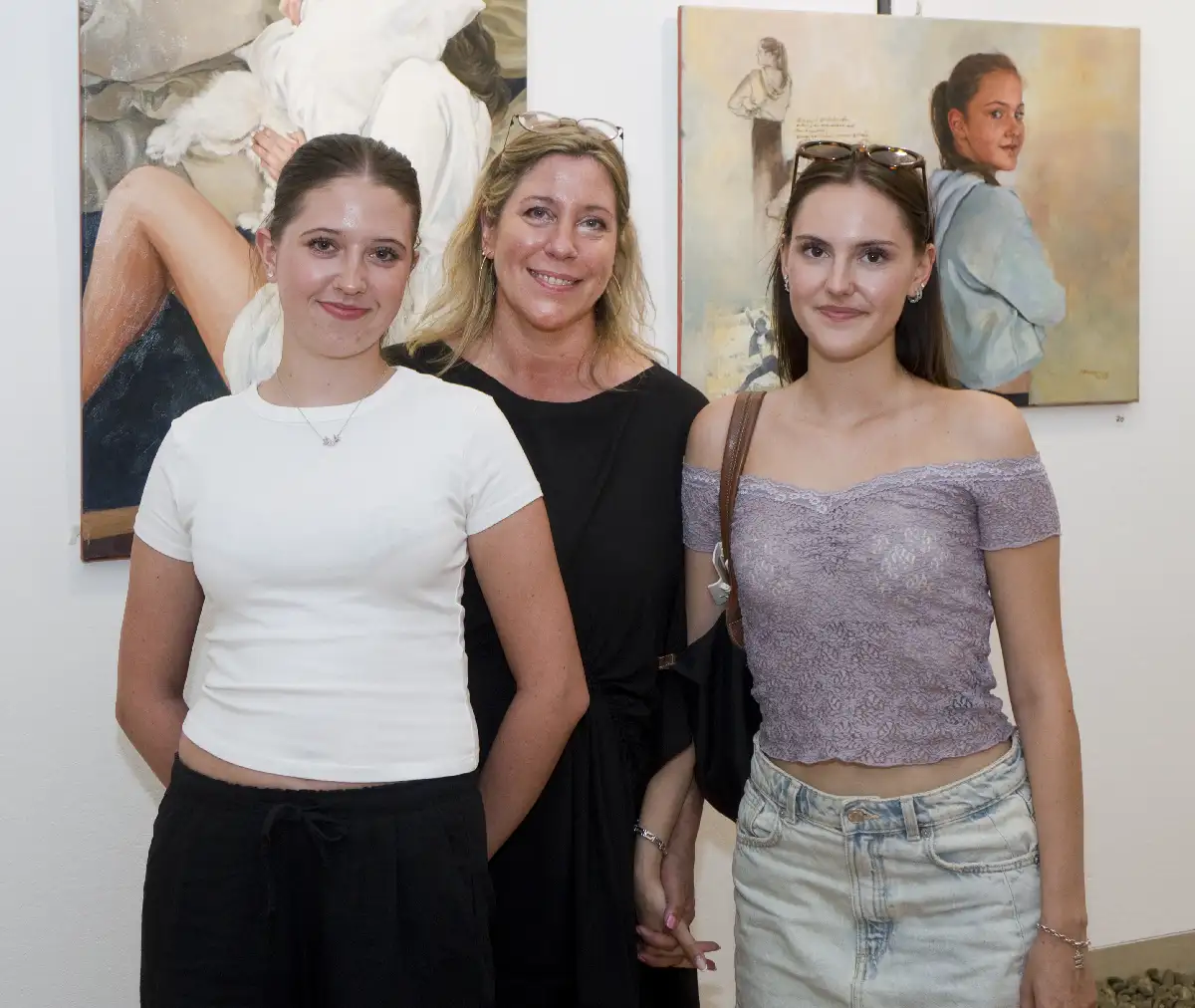 Julia Bauernfeind mit zwei jungen Besucherinnen vor ihren Ölbildern bei der Ausstellung FarbenFrohSinn im Forum Rathaus Knittelfeld.
