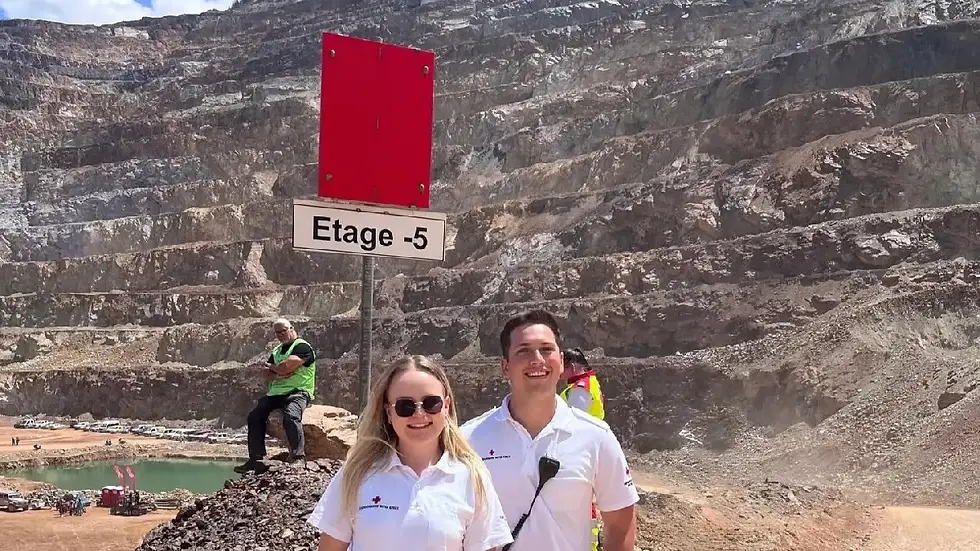 Einsatzkräfte des Roten Kreuzes Murau beim Erzbergrodeo vor der beeindruckenden Kulisse des Erzbergs im Bereich Etage minus fünf.