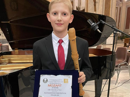 Junger Blockflötenvirtuose Alexander Umundum spielt konzentriert auf der Bühne und begeistert mit barocker Musik in der Pfarrkirche Großlobming.