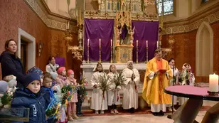 Palmweihe in der Pfarrkirche Weißkirchen mit Kindern, Ministrantinnen und Ministranten sowie Pfarrer Rudolf Rappel vor dem Altar