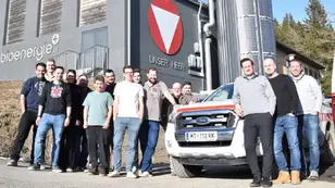 Führungskräfte des Roten Kreuzes Knittelfeld im Rahmen einer Fortbildung auf der Seetaler Alpe vor einem Einsatzfahrzeug des Roten Kreuzes.