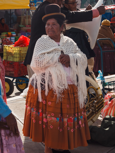 Una "cholita", signora boliviana con vestiti tipici