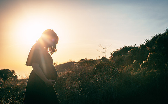 Femme enceinte dans la nature