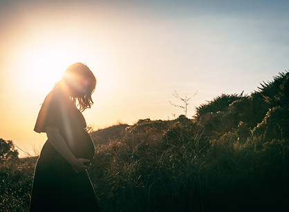 Femme enceinte dans la nature