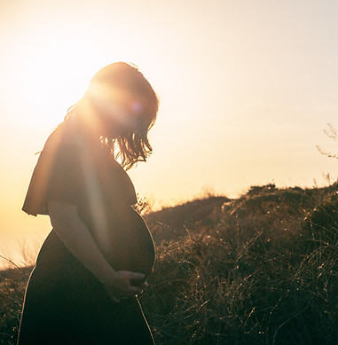 Femme enceinte dans la nature