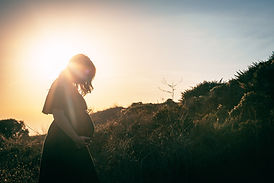Gravid kvinne i naturen