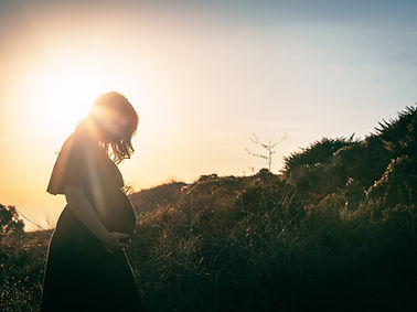 Femme enceinte dans la nature
