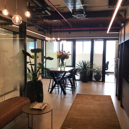 משרדי חברה מעוצבים בעיצוב פנים תעשייתי חם