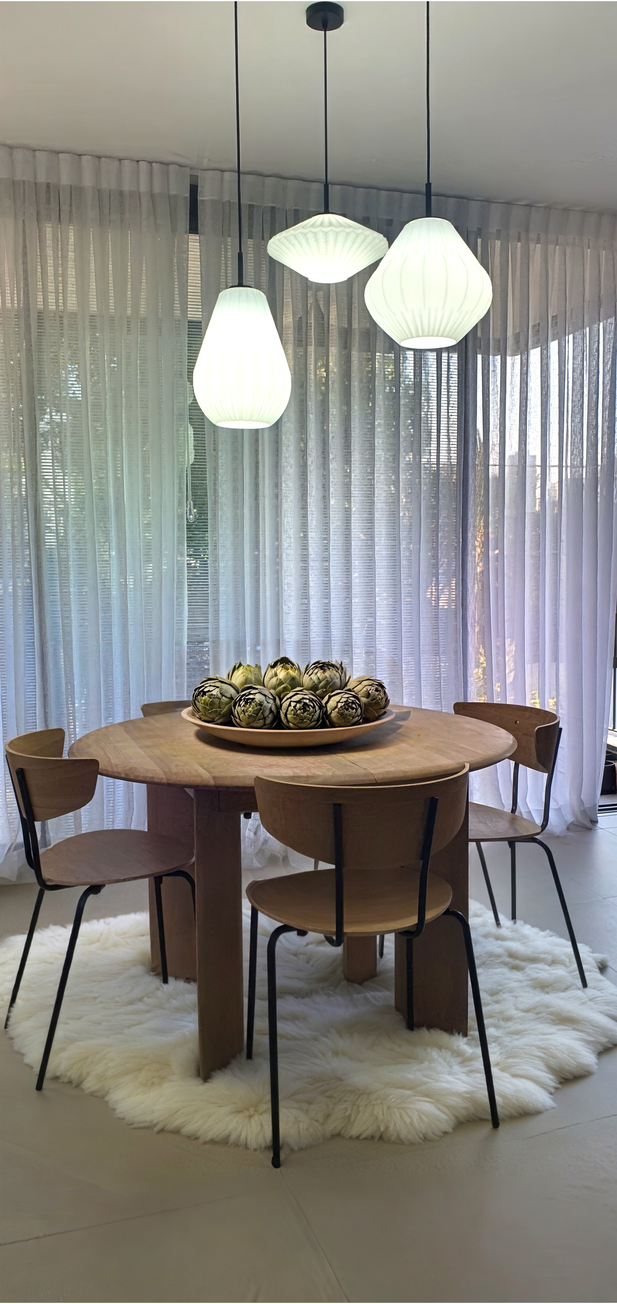 שולחן עץ עגול עם שלישיית תאורה נשפכת, ווילונות רכים