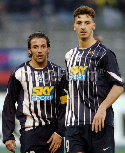 Thumbnail: Nike Juventus Third Jersey 2004-2005 Serie A Season